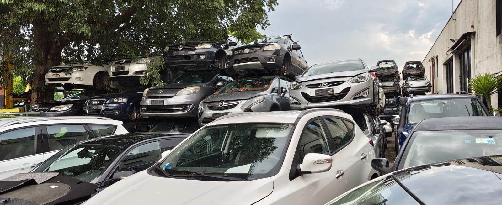Auto accatastate nel piazzale di autodemolizione a Treviso